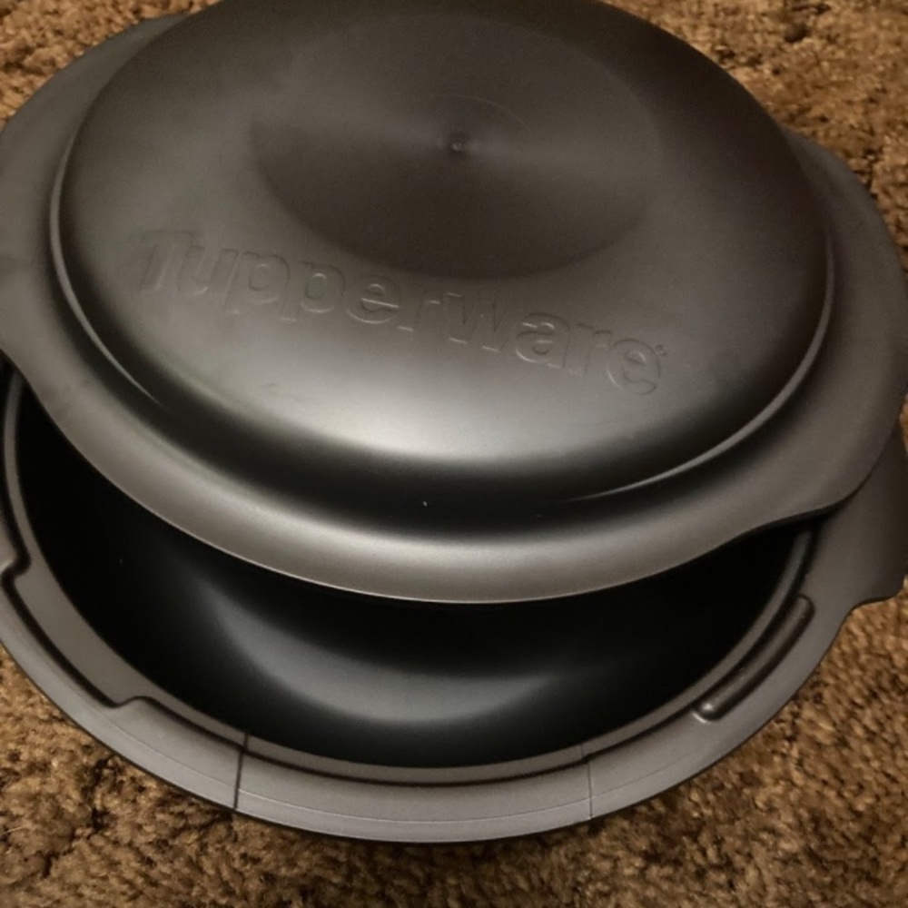 Tupperware UltraPro pot with cover. Lifetime warranty